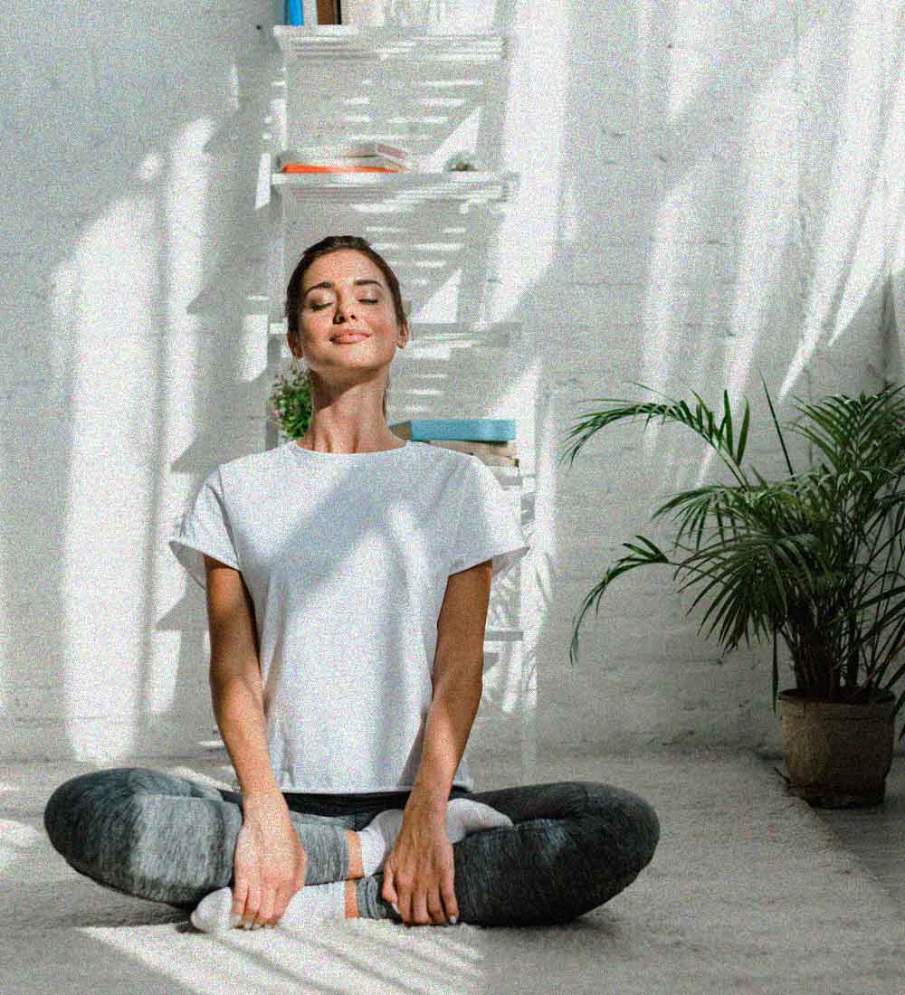 transparent-web femme dans son appartement en location